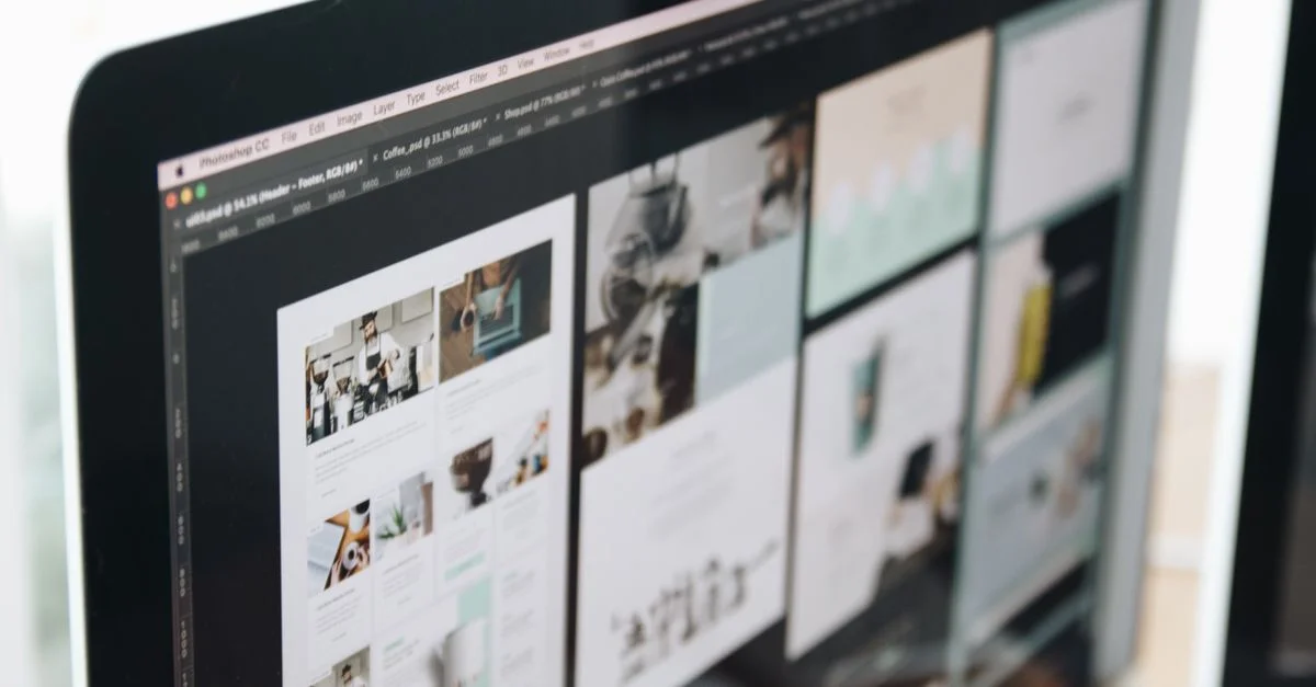 Un écran d'ordinateur moderne affichant un travail de design web, mettant en avant des visuels créatifs dans un espace de travail.